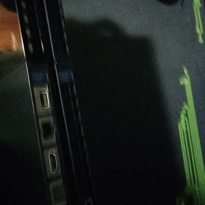 PlayStation 4 comes with 3 games 2 controllers